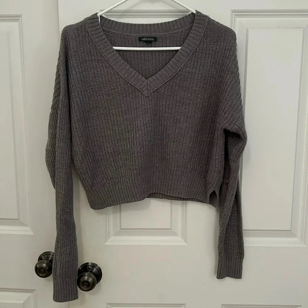 Wild fable V-neck sweater size small dark gray long sleeve gray sweater